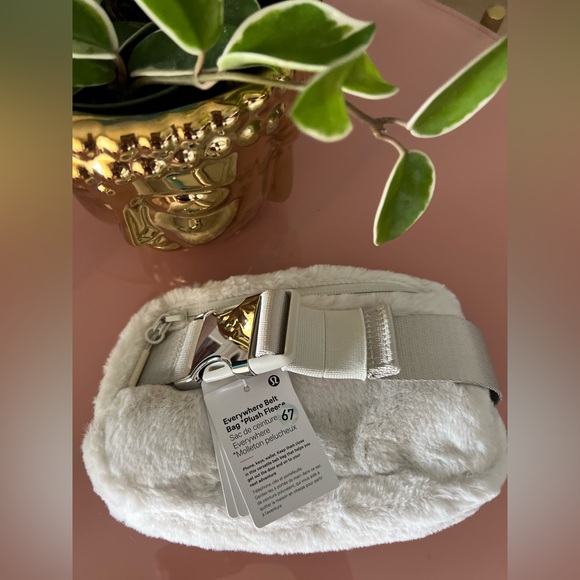 NWT Special Edition LULULEMON everywhere plush Bag/SOLD OUT - Picture 3 of 6